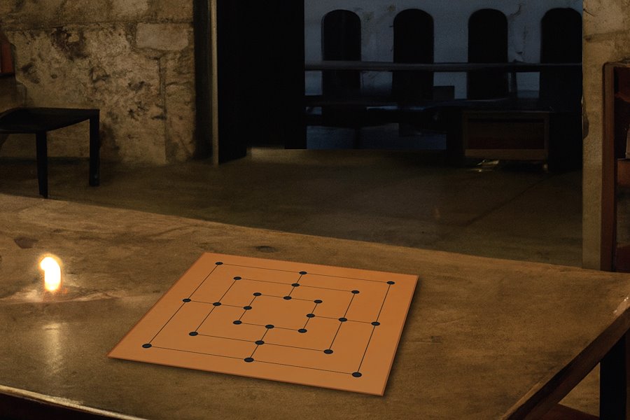 Ein M&uuml;hle-Spielbrett in einer antiken Umgebung